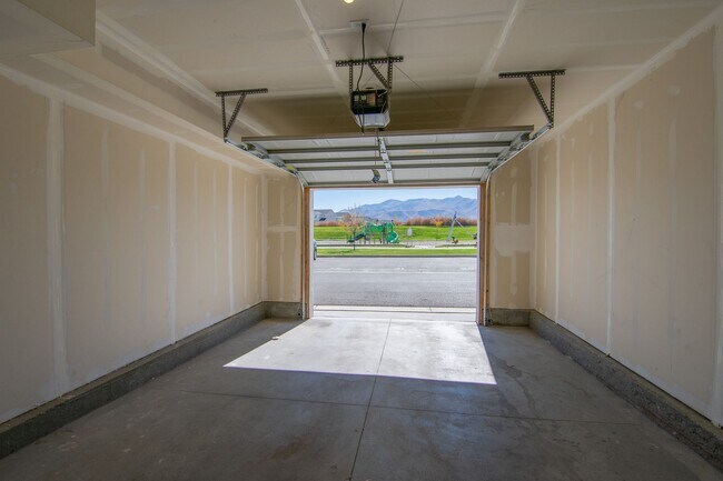 Foto del edificio - Gorgeous 3-Story Townhome! Now Leasing!