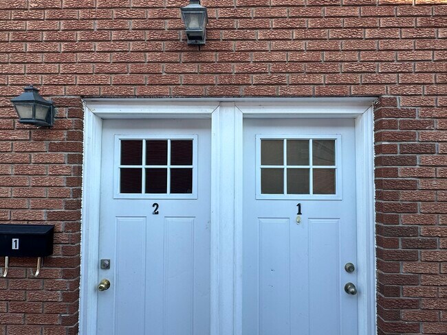 Photo du bâtiment - Spacious Main Floor Bungalow! (2+Den, 1 Bath)