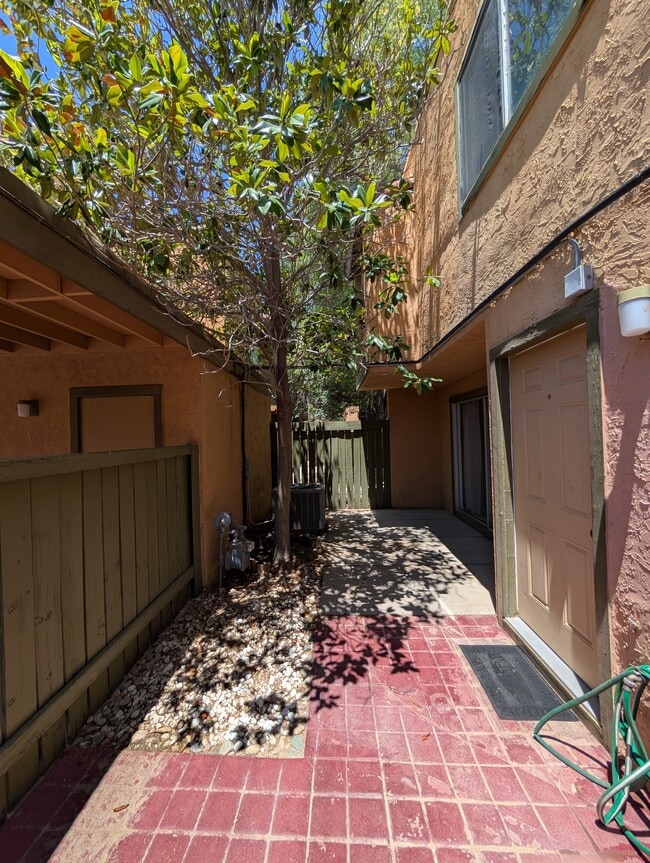 Building Photo - 1644 Lomaland Dr