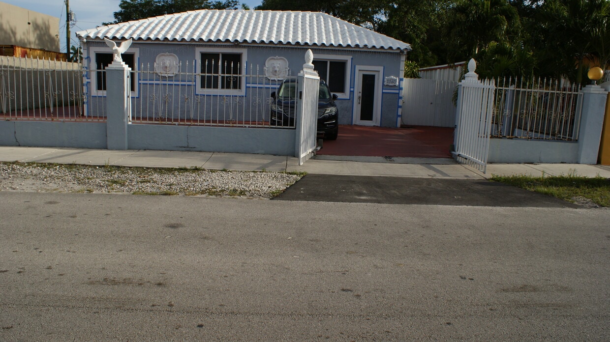 Studio for rent - 2240 NW 90th St