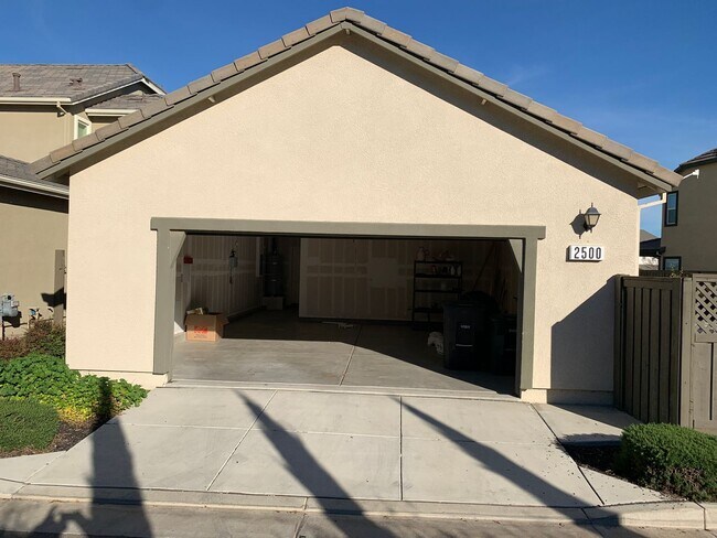 Building Photo - Gorgeous 4 Bedroom, 3 Bath Ellis-Landmark ...