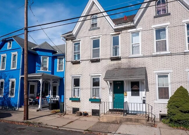 Foto del edificio - 227 E Garrison St