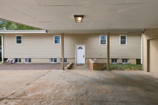 Foto del edificio - 2309 Anderson Ave
