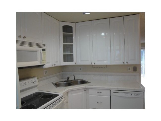 Building Photo - 506 Gardens Dr