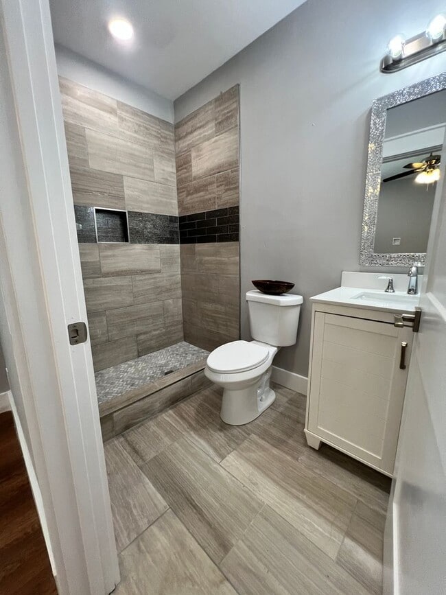 Building Photo - 6 Bedroom in Fort Sanders w/ Ensuite Bathr...