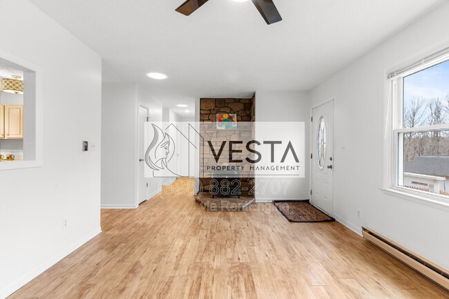 Building Photo - 220 Meredith Lp