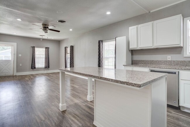 Building Photo - Three Bedroom near TTU Campus. Pre-Leasing...
