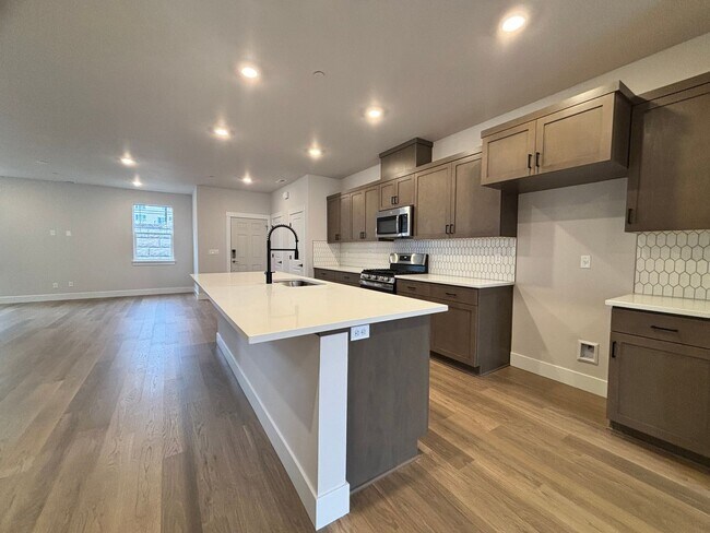 Building Photo - Brand New 5 Bedroom Home in Tigard!