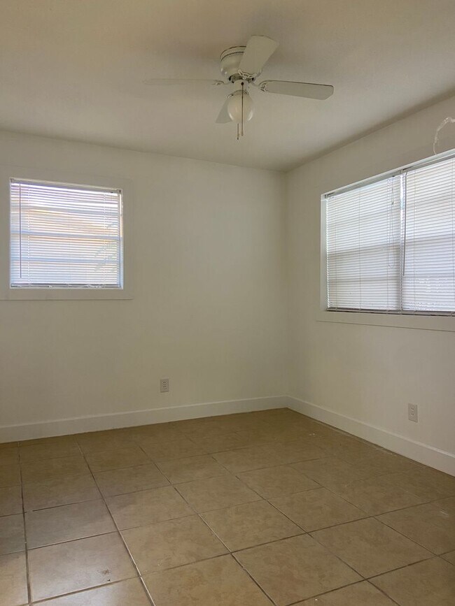 Foto del edificio - 9765/9767 Montana Ct