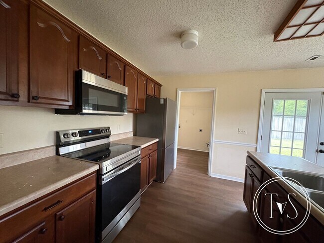 Foto del edificio - RATE DROP ALERT and FALL MOVE-IN SPECIAL: 1st FULL MONTH'S RENT FREE!**