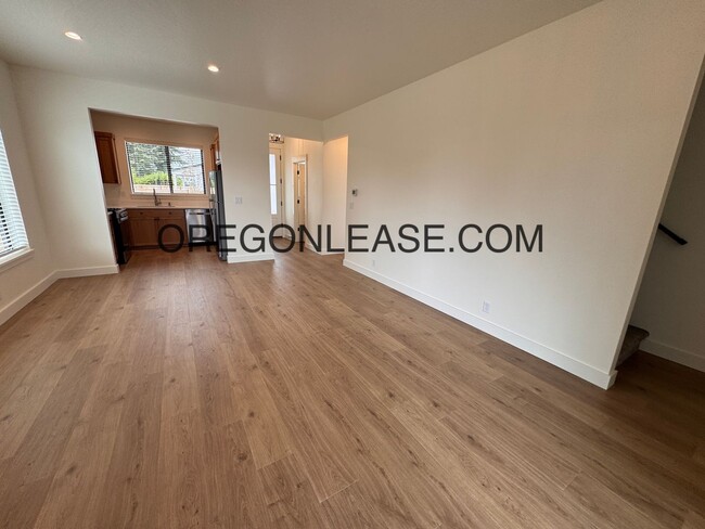 Foto del edificio - Brand New 3-Bed, 2.5-Bath Townhouse in Coburg