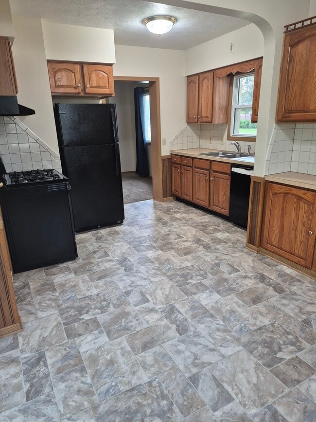 Kitchen, Stove/Fridge/DW - 1451 Alden Ave SW