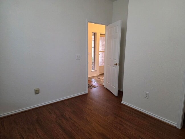 Building Photo - FOR LEASE!!