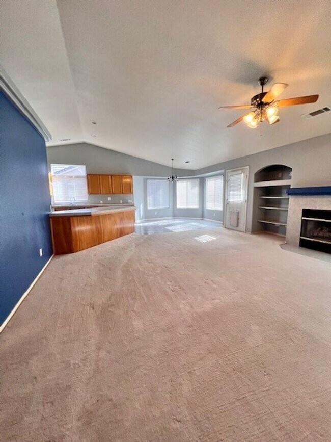 Foto del edificio - Available Now!