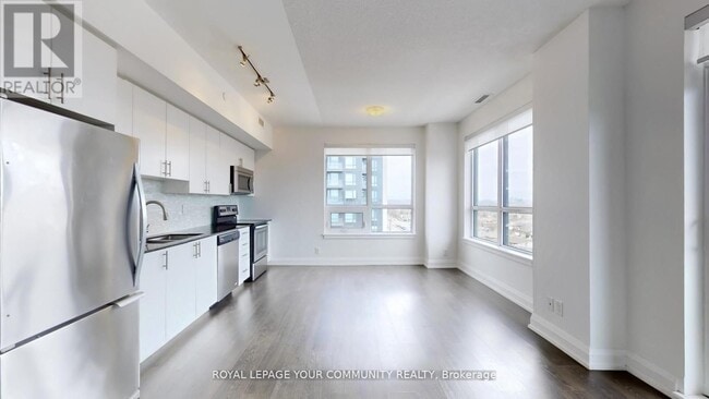 Building Photo - 7900-7900 Bathurst St