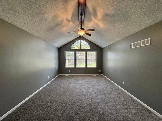 Building Photo - 1412 SW Highland Dr