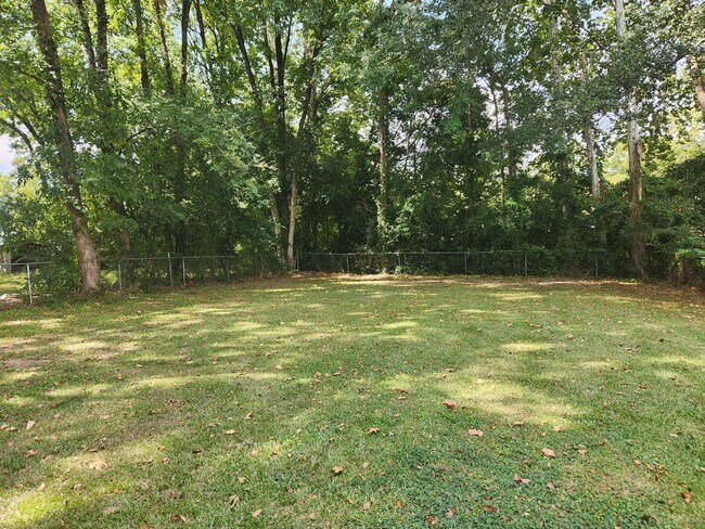 Building Photo - North Columbus 3 Bedroom 1.5 Bath - Carpor...