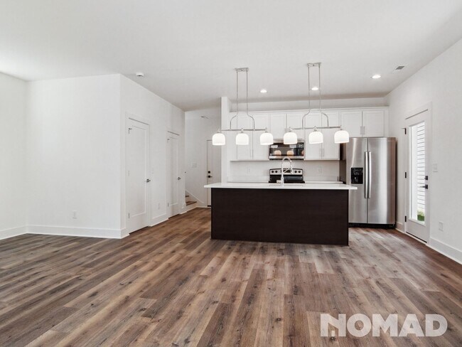 Foto del edificio - Location! Location! Location! Brand New 3 ...