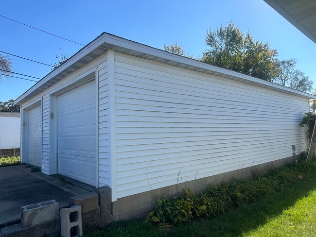 Building Photo - 105 W Willman St