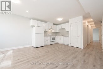 Building Photo - 942 St Clair Ave W