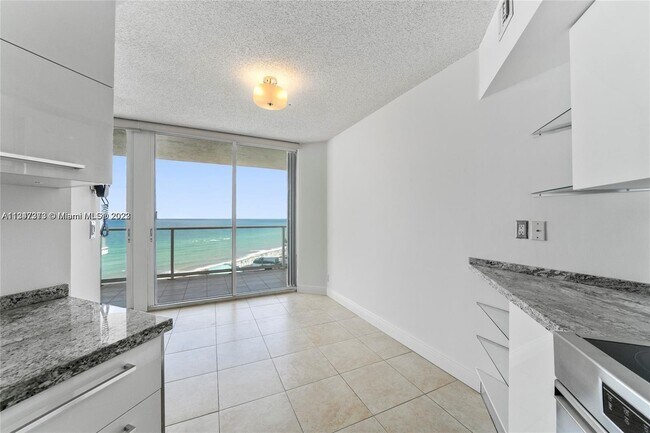 Foto del edificio - 16485 Collins Ave