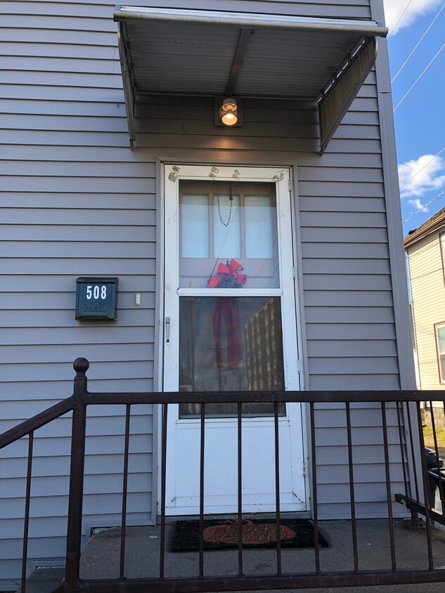 506 Iowa Ave Unit Upstairs, Muscatine, IA 52761 Apartments in