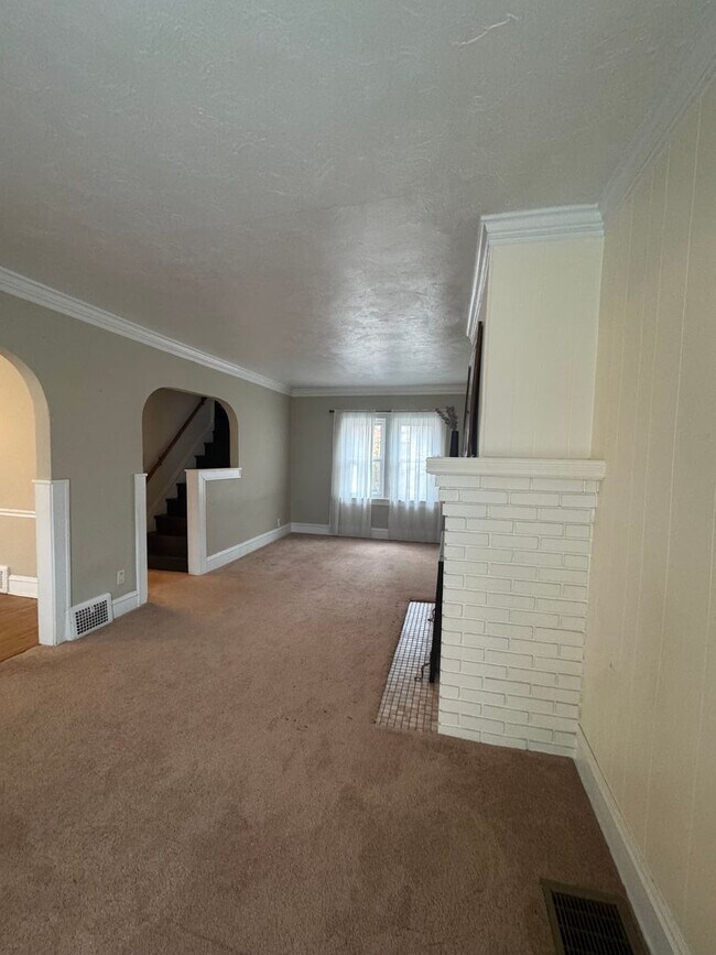 Foto del edificio - Three Bedroom Home Located in University H...