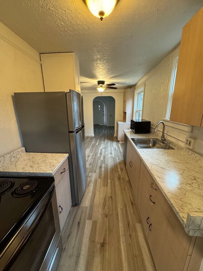 Building Photo - 3 bed 1 bath - great location, laundry, of...
