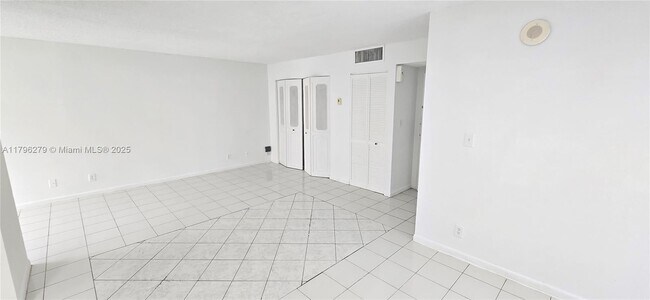 Foto del edificio - 16919 N Bay Rd