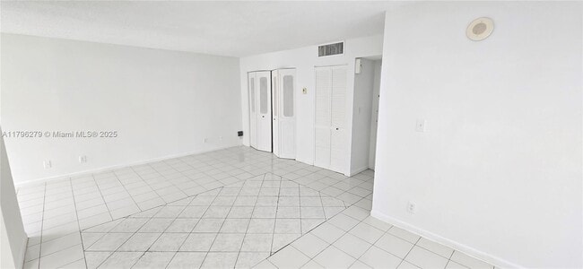 Building Photo - 16919 N Bay Rd