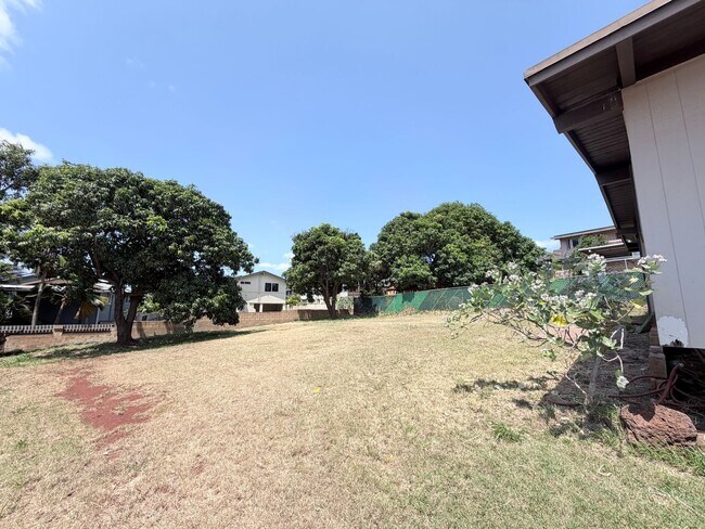 Foto del edificio - 3 Bedroom 1.5 Bathroom Single Family House Makakilo Home with Yard & Cool Breezes!
