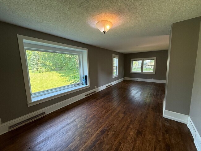 Foto del edificio - Charming 3-Bedroom Single Family Home in C...