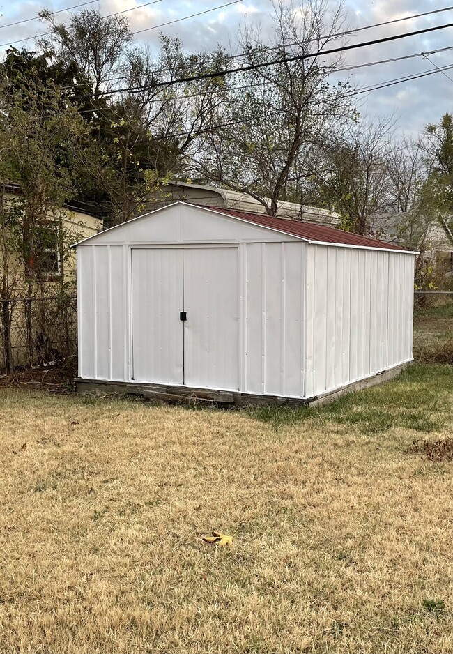 Shed - 2427 W Casado St