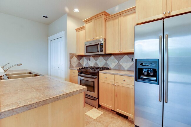 Building Photo - 3 Bed/ 2.5 Bath