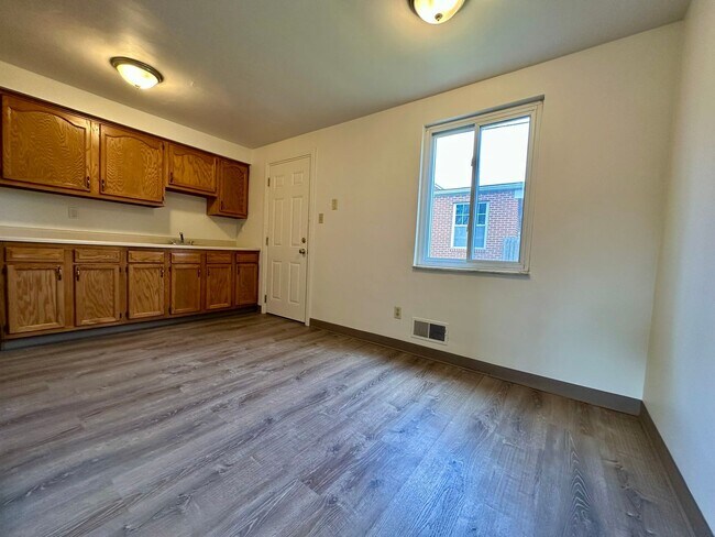 Foto del edificio - Spacious 2BR Townhome with Washer and Dryer Hook-ups & Yard! Call us Today for a Showing!