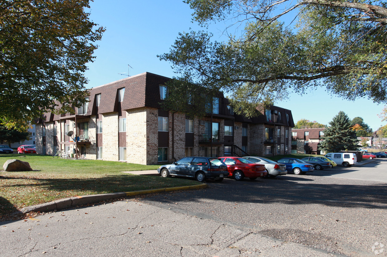 Building Photo - Falls Apaato Square Apartments