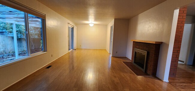 Building Photo - FREE MONTH OF RENT - $995 DEPOSIT - Corvallis House w/ Great Living Space and Yard