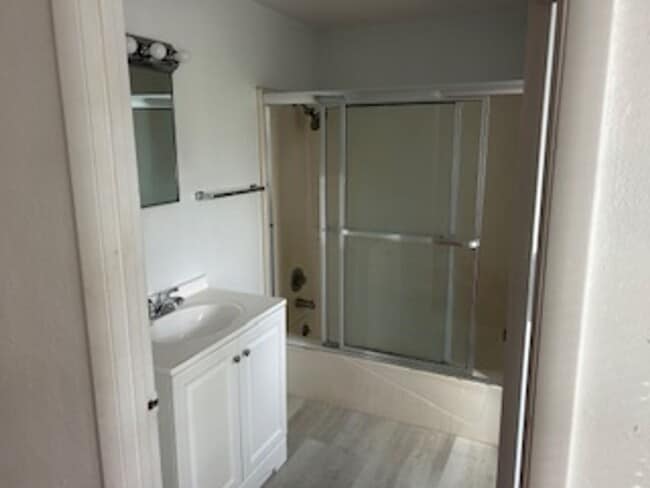 Building Photo - Quiet Downtown property