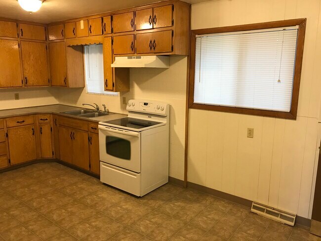 Dining Kitchen Area - 2914 N River Blvd