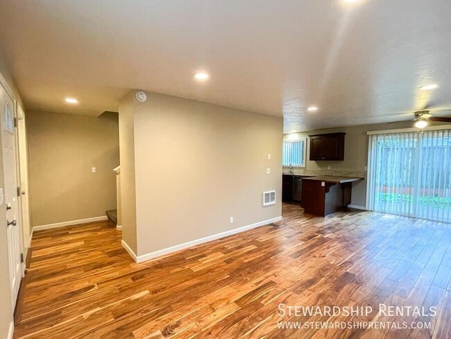 Building Photo - 723 W Quinalt St