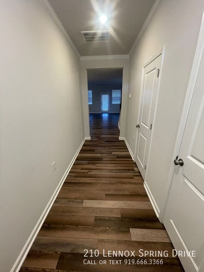 Foto del edificio - 210 Lennox Spring Dr