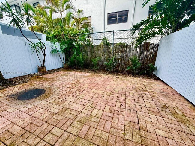 Foto del edificio - 2539 Bayshore Dr