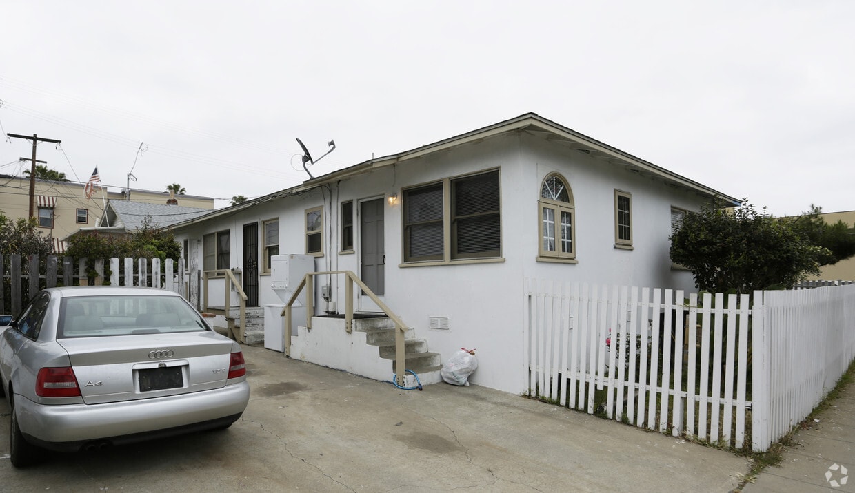 Building Photo - 404-408 Topeka St