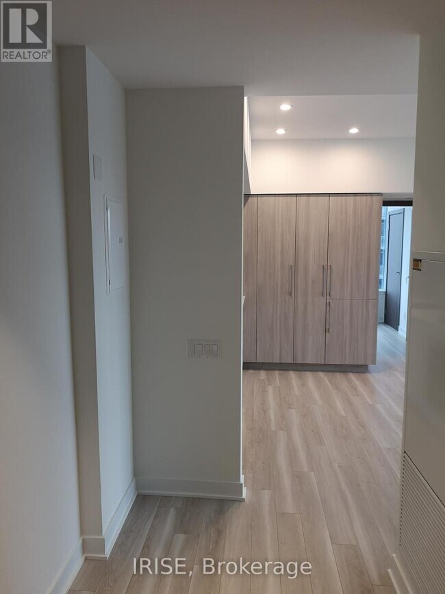 Building Photo - 19 Bathurst St