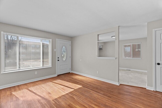 Foto del edificio - Charming 3-Bedroom, 1.5-Bath Single-Family Home