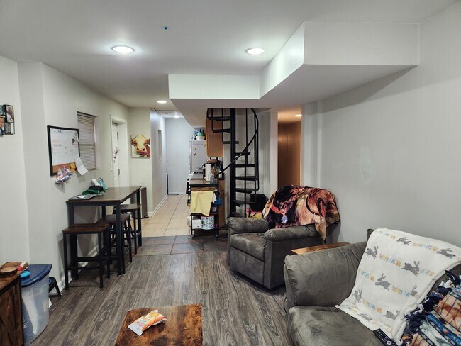 Foto del edificio - 3728 N Wilton Ave