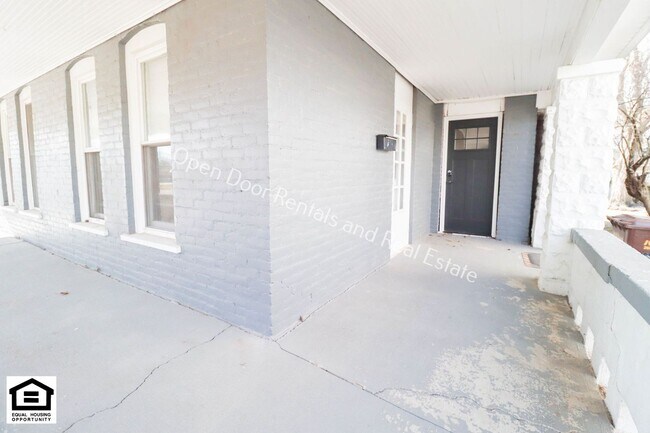 Building Photo - 304/306 S Guilford St