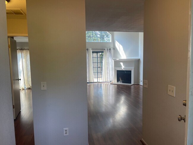 Foto del edificio - 2br/2ba condo with attached garage