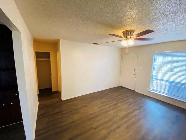 Foto del edificio - 1710 Ledgewood Dr