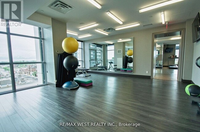 Photo du bâtiment - 501 St Clair Ave W